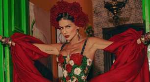Deborah Secco homenageia Frida Kahlo com fantasia no carnaval no RJ