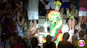 Carmen Miranda aparece na arquibancada da Sapucaí em comissão de frente da Mocidade