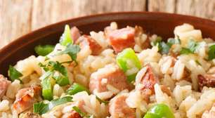 Esse arroz de forno com bacon fica delicioso