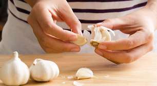 Como tirar casca de alho sem deixar cheiro na mão? Aprenda aqui