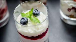 Creme Gelado com Calda de Frutas Vermelhas