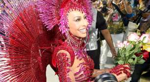 Sabrina Sato distribui flores para o público no Desfile das Campeãs; vídeo