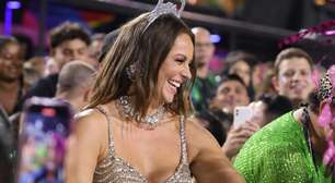 Ainda é Carnaval: Paolla Oliveira usa vestido de R$ 8 mil em camarote