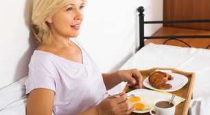 Só tem proteína na clara? 5 mitos e verdades sobre consumo do ovo