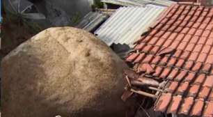 Pedra destrói parte de casa após deslizamento de terra em Aparecida, SP