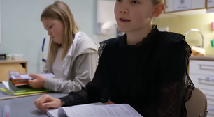 Alunos suecos usam livros físicos pela primeira vez na sala de aula; veja vídeo
