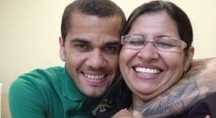 Mãe de Daniel Alves visita filho após condenação por estupro e o defende: "Inocente, sim"