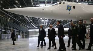 Putin demonstra força da Rússia fazendo voo em bombardeiro nuclear