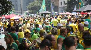 Ato de Bolsonaro tem realidade virtual, desmaio e 'vinho do mito'