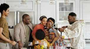 "Geração sanduíche", que cuida de filhos e pais idosos, tem sobrecarga emocional e financeira