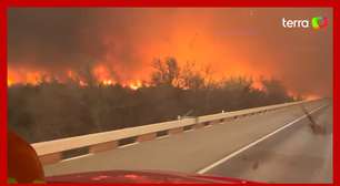 Bombeiros dirigem em 'estrada de fogo' durante incêndio florestal no Texas
