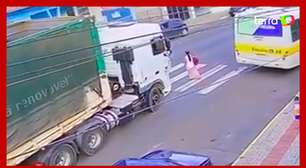 Mulher sobrevive e consegue sair debaixo de caminhão após ser atropelada no Paraná