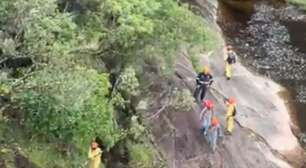 Com apoio do Águia, mulher é resgatada após sofrer queda próximo a cachoeira em Mogi das Cruzes