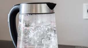 Ferver água da torneira reduz ingestão de microplásticos, diz pesquisa