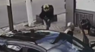 Pai de MC Gui é assaltado por criminoso armado e tem carro roubado em SP; veja vídeo