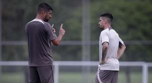 António Oliveira se mostra satisfeito com o elenco do Corinthians e evita falar em novos reforços
