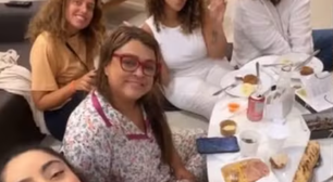 Internada com hérnia de disco, Preta Gil faz 'piquenique' com amigas no hospital