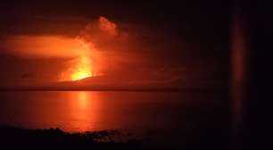 Vulcão entra em erupção em ilha desabitada de Galápagos e acende alerta para turistas