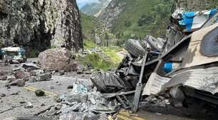 Deslizamento de rochas atinge caminhões em rodovia do Peru