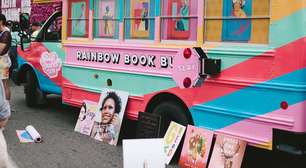 RuPaul vai usar 'ônibus arco-íris' para distribuir 10 mil livros banidos nos EUA; veja fotos
