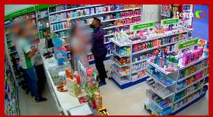 Homem enxuga lágrimas de mulher ao assaltar farmácia no interior de SP