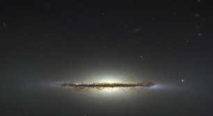 Destaque da NASA: galáxia vista de lado é foto astronômica do dia