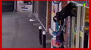 Mulher fica pendurada após roupa se prender em porta automática de loja no Reino Unido