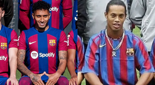 Raphinha imita gesto polêmico de Ronaldinho e Neymar Jr em foto oficial do Barcelona