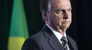 PF indicia Bolsonaro e mais 16 por falsificação no cartão de vacina de covid
