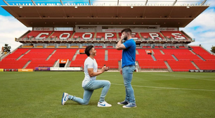 Jogador de futebol surpreende ao pedir namorado em casamento em estádio