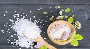 Veja como usar o sal grosso no banho de limpeza espiritual