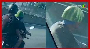 Motociclista é flagrado usando melancia como capacete no RJ