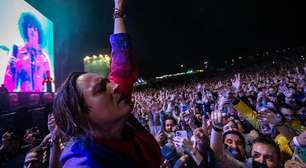 Arcade Fire recria 'Águas de Março' em versão indie e empolga Lollapalooza com brasileira na banda