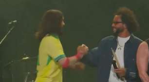Vídeo: Marcelo, do Fluminense, sobe em palcodo Lollapalooza e ganha homenagem dos artistas