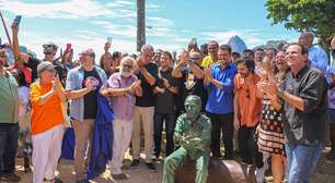 Betinho é homenageado com estátua na praia de Botafogo no RJ