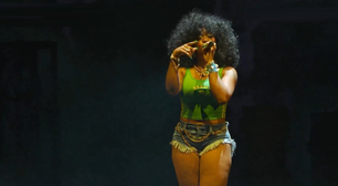 Lollapalooza: SZA faz show de diva pop bem ensaiado, mas tenso e com pouca interação com o público