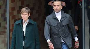 Daniel Alves distribui presentes ao sair da prisão