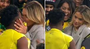 É muito amor! Endrick beija aliança e namorada em comemoração de gol pela Seleção