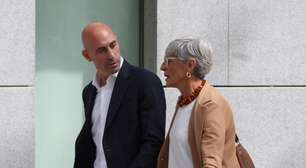 Promotora pede 2 anos e meio de prisão para ex-presidente da federação espanhola de futebol por beijo