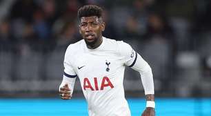 Emerson Royal, do Tottenham, realiza aplicação de células tronco no joelho para tratar lesão