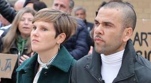 Daniel Alves se apresenta ao tribunal da Espanha pela primeira vez após ser solto; veja