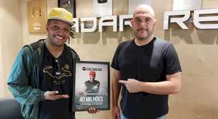 Edu Ribeiro recebe placa comemorativa da Radar Records