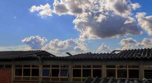 Escola em Porto Alegre sofre com atraso na reforma de telhado em risco desde temporal em janeiro