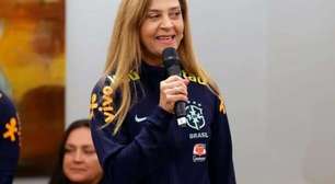 Leila Pereira passa por trote de jogadores na Seleção Brasileira e canta Roberto Carlos