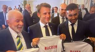 Payet janta com Lula e Macron e presenteia autoridades com camisa do Vasco