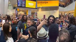 Ator gringo congestiona desembarque de aeroporto de SP e faz corpo a corpo com fãs