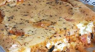 Torta de frango cremosa com uma massa perfeita que ninguém coloca defeito