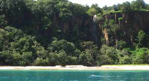 Cachoeira é atração temporária na praia mais bonita do mundo, no Brasil