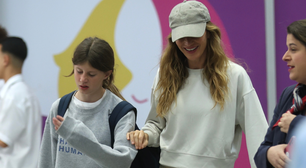 Gisele Bündchen e filha Vivian chegam ao Brasil com looks simples e confortáveis