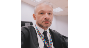 Conheça juiz que foi diagnosticado com autismo aos 47 anos e usa cordão de identificação
